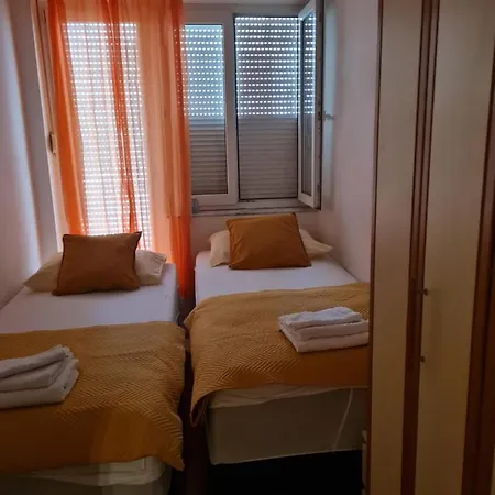 アパート Sara モスタル